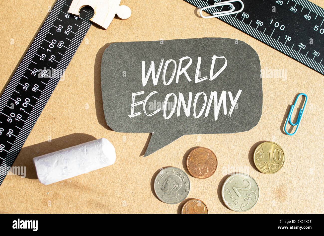 Jakarta 17 janvier 2023 : logo du Forum économique mondial (WEF) vu sur un panneau d'affichage. Est une organisation internationale non gouvernementale et de lobbying fondée par Banque D'Images