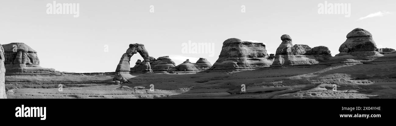 Delicate Arch dans le parc national des Arches image panoramique en noir et blanc Banque D'Images