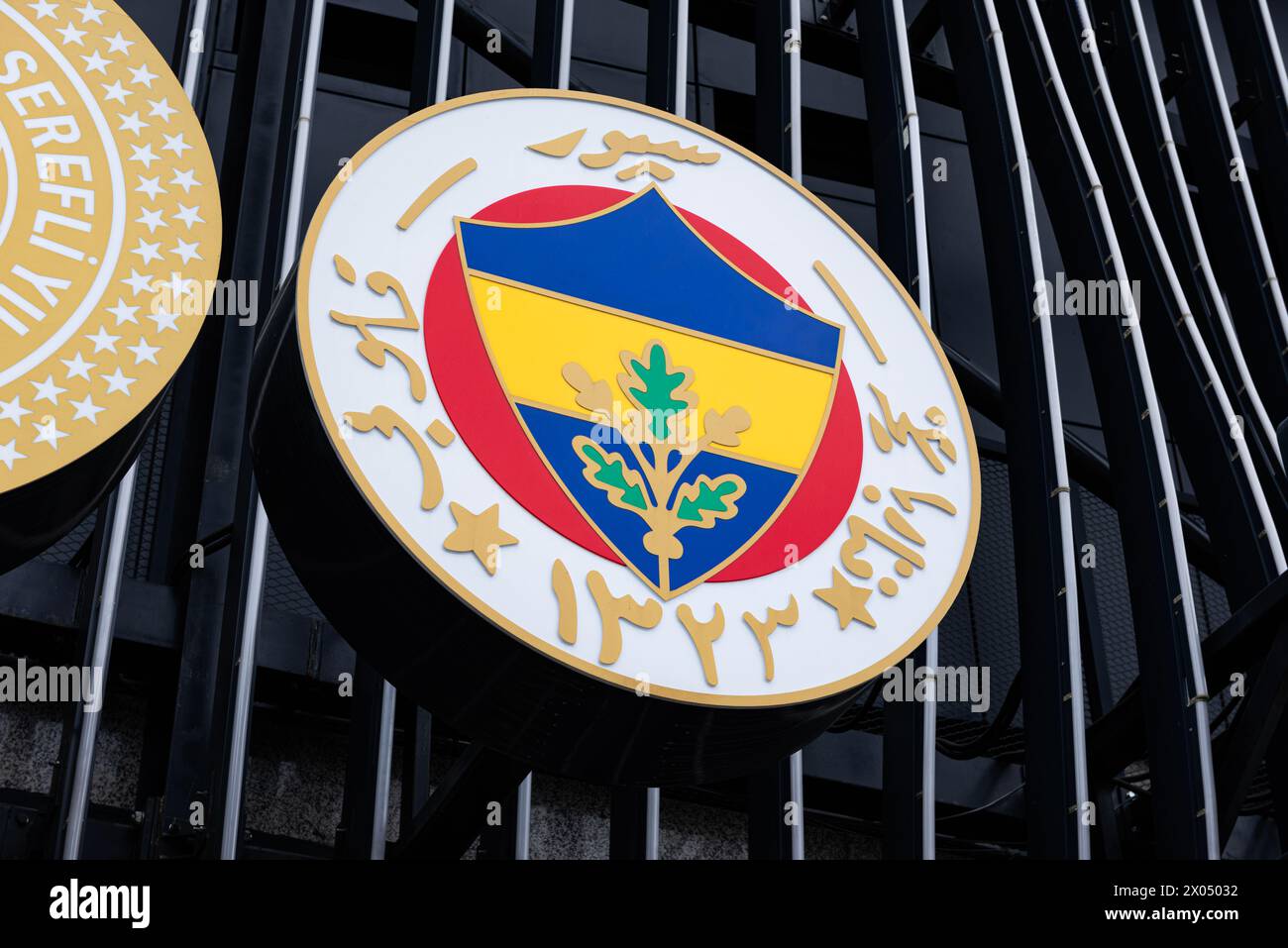 ISTANBUL-TURQUIE, 7 AVRIL 2024 : entrée au stade de football Istanbul Fenerbahçe Sükrü Saracoglu. Fenerbahce club de football ancien, nouveau logo. Banque D'Images