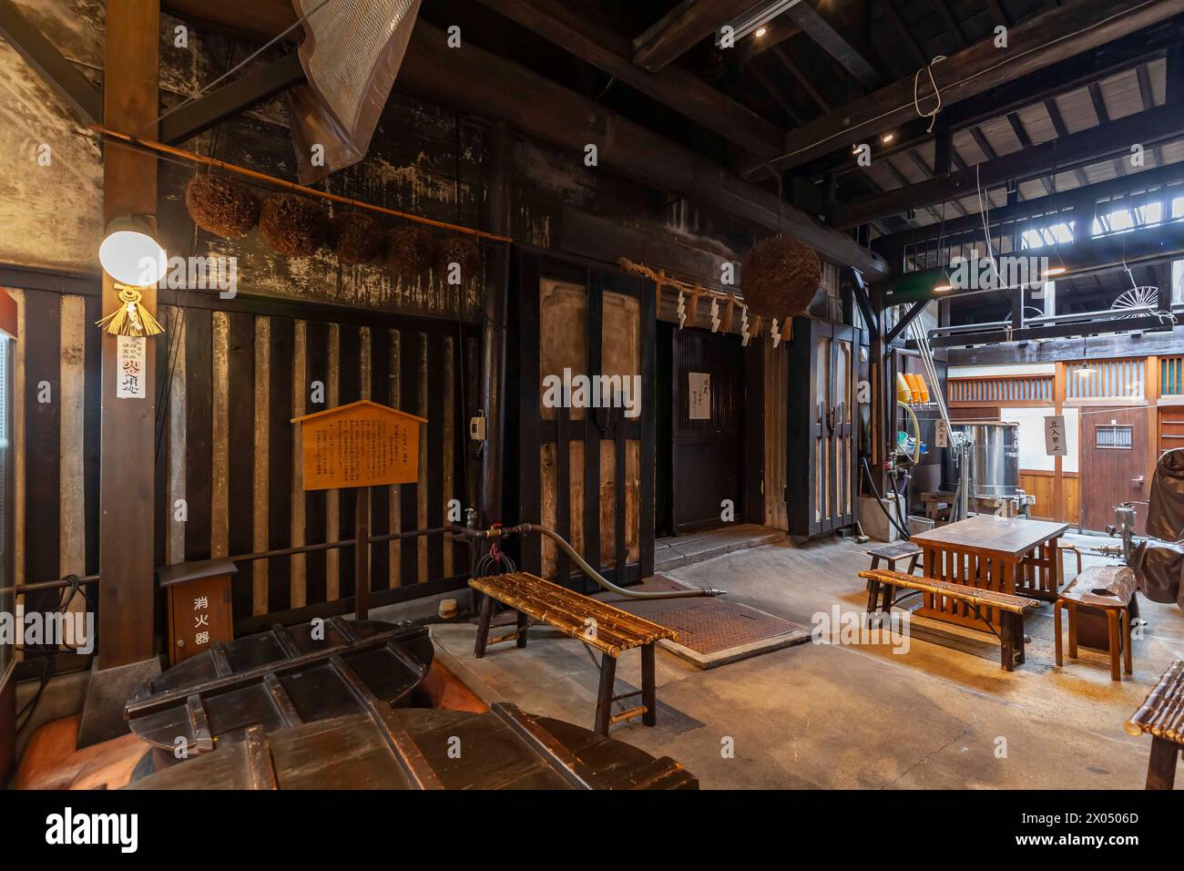 Brasserie et magasin de saké, centre-ville, bâtiment traditionnel en bois, ville de Takayama, Gifu, Japon, Asie de l'est, Asie Banque D'Images
