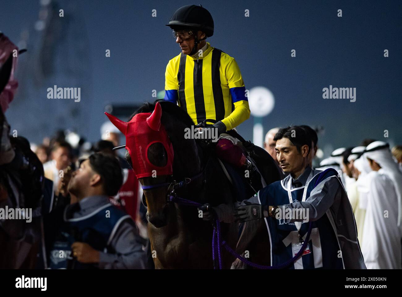 Stars on Earth et Frankie Dettori se dirigent vers le départ pour le Group 1 2024 Longines Dubai Sheema Classic, 30/03/24. Crédit JTW Equine images / Alamy. Banque D'Images