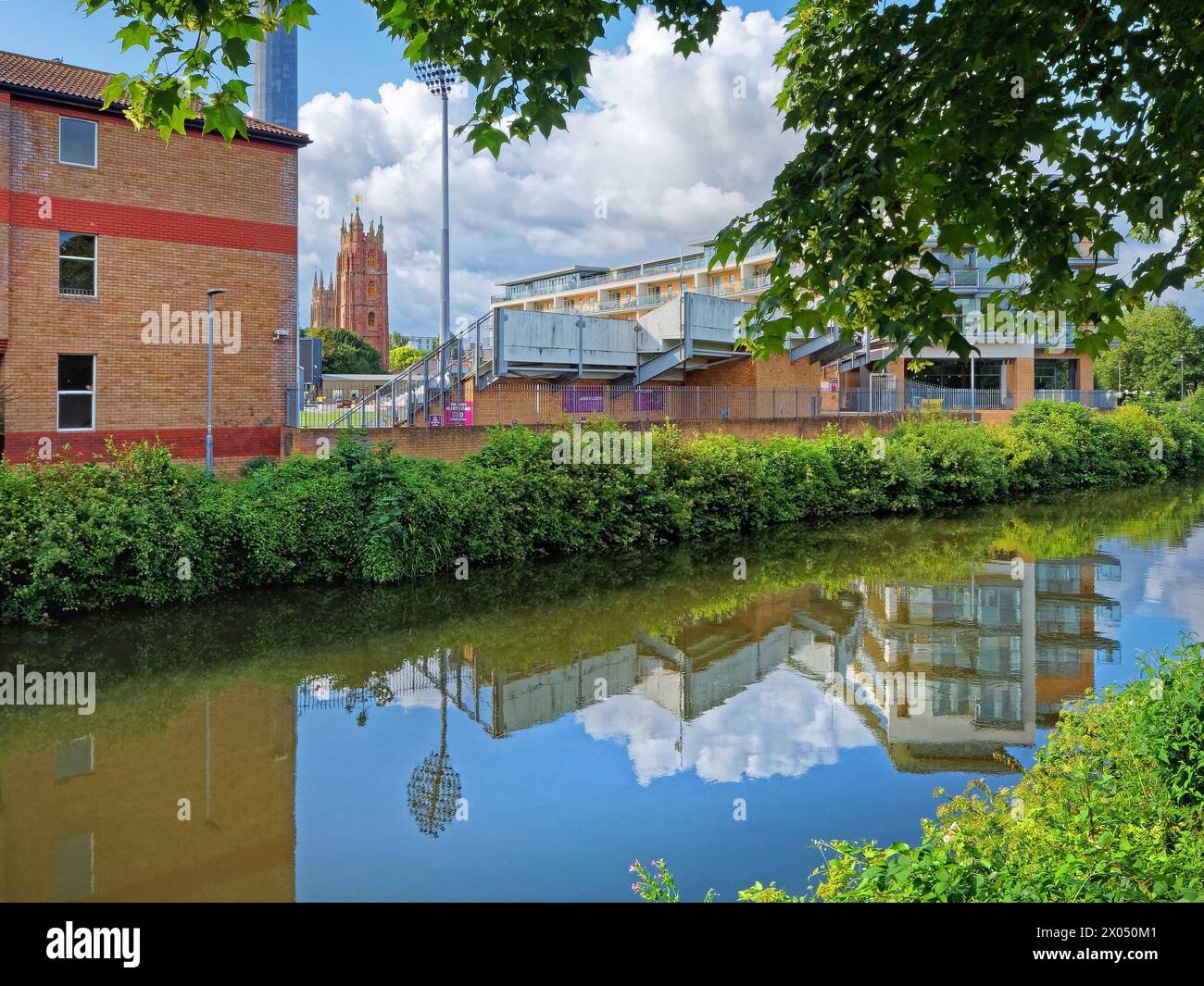 Royaume-Uni, Somerset, Taunton, River Tone et Somerset County Cricket Ground. Banque D'Images