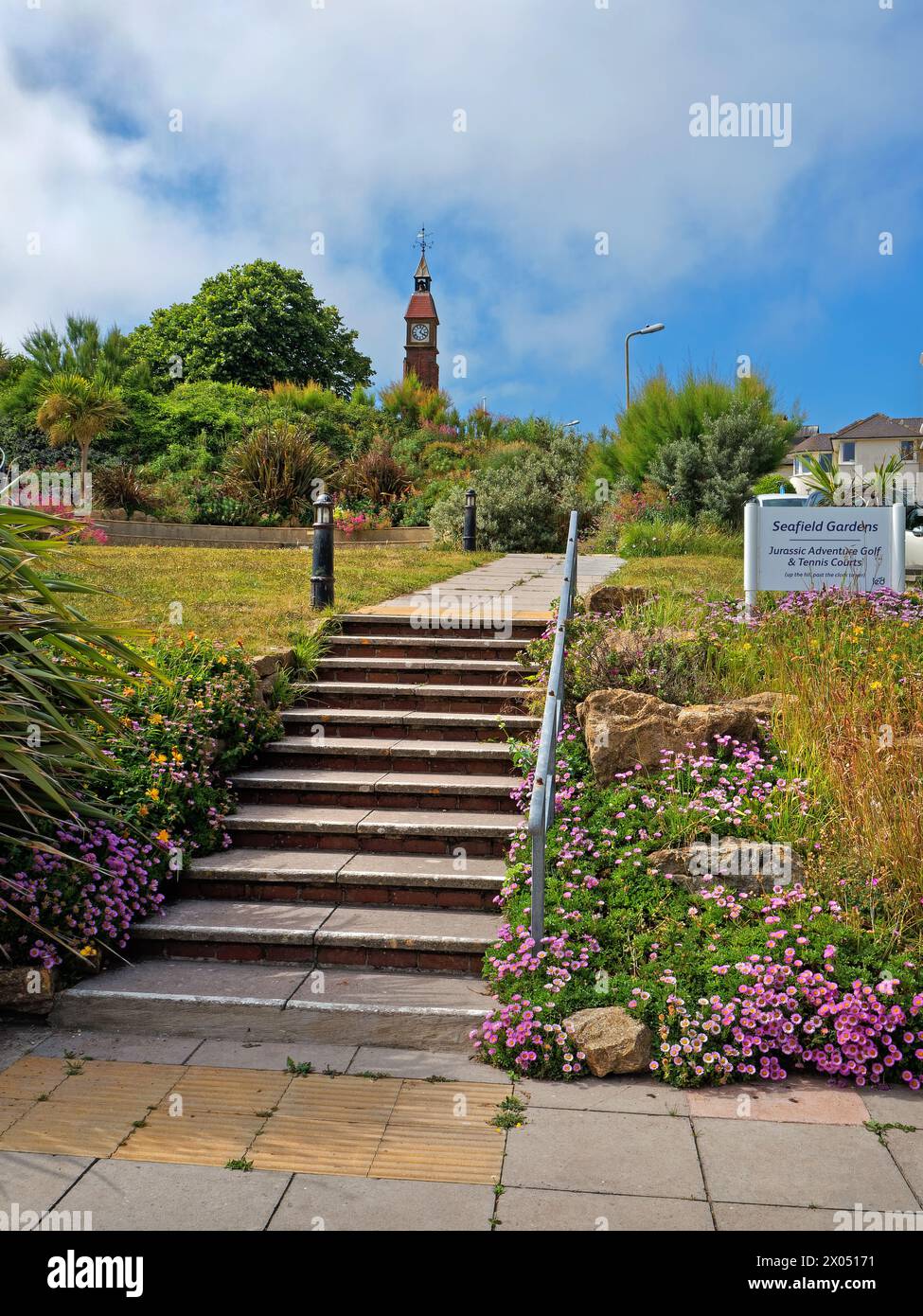 Royaume-Uni, Devon, Seaton, Seafield Gardens et Jubilee Clock Tower. Banque D'Images