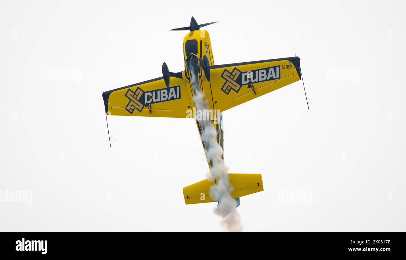 Extra 330LX de l'équipe XDubai effectue un spectacle acrobatique pour la cérémonie d'ouverture de la Coupe du monde de Dubaï 2024, le 30/03/24. Crédit JTW Equine images / Alamy. Banque D'Images