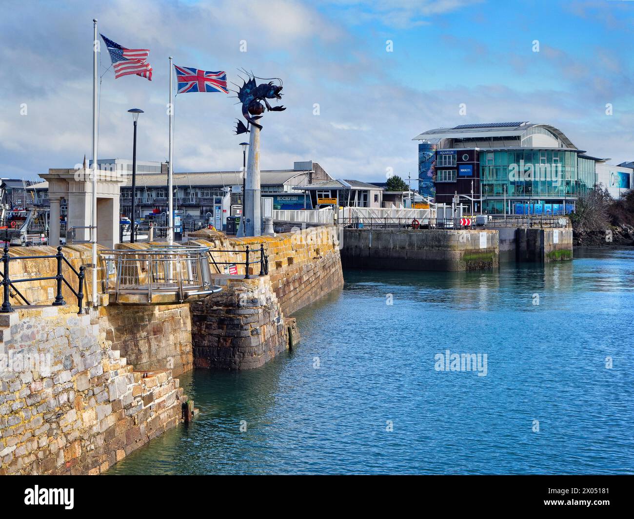 Royaume-Uni, Devon, Plymouth, The Barbican, Sutton Harbour, les marches de Mayflower, l'Aquarium National Marine et le Léviathan. Banque D'Images