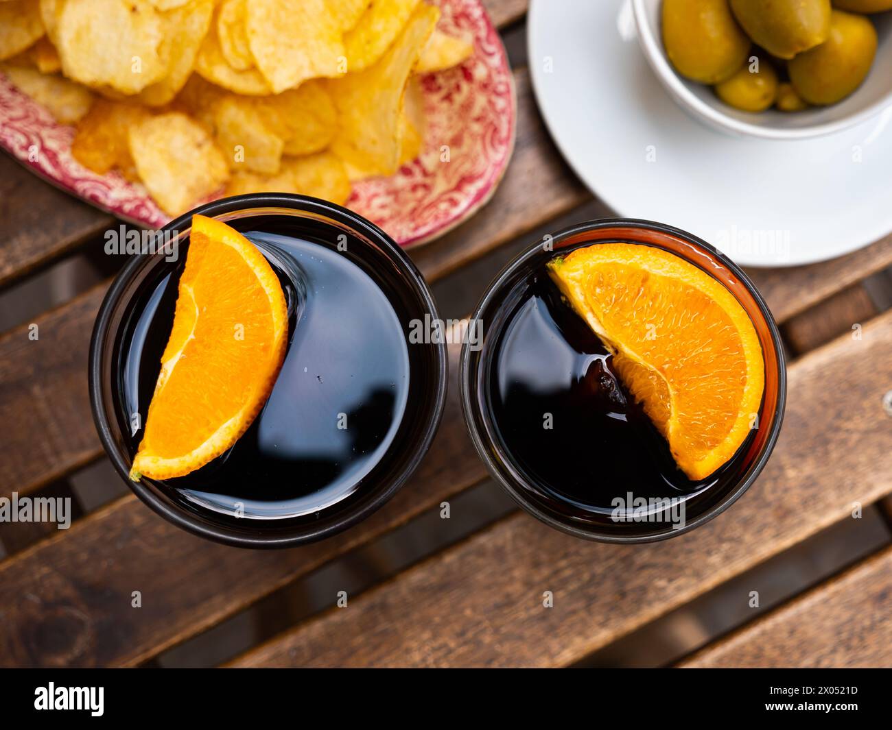 Verre à la bouche avec tapas, apéritif espagnol populaire Banque D'Images