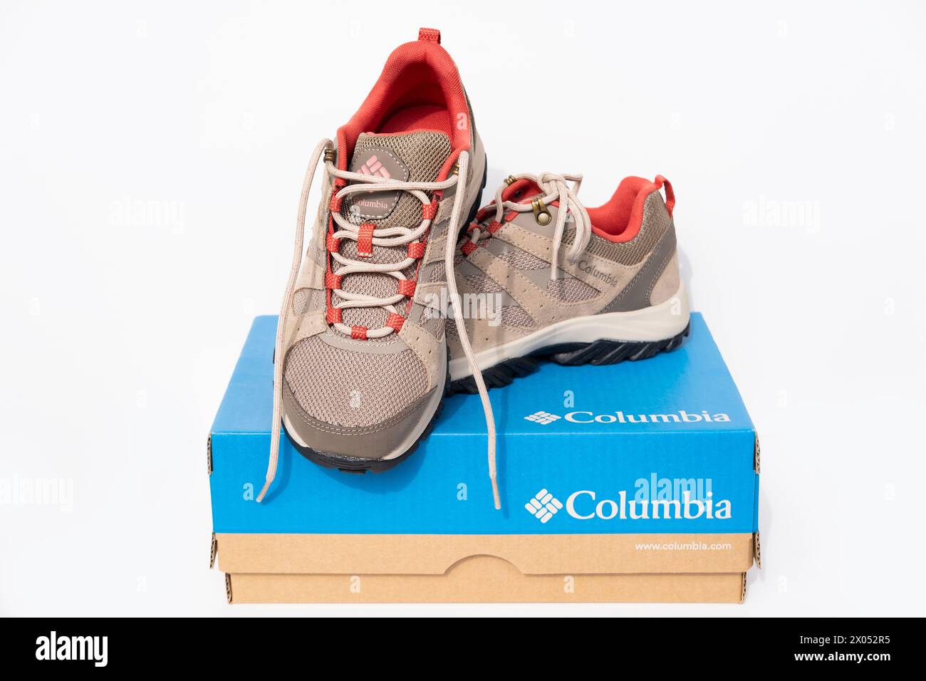 Baskets de randonnée brunes robustes Сolumbia avec lacets, Columbia Sportswear Company, vêtements innovants modernes, chaussures, daim naturel pour les promenades en plein air, Banque D'Images