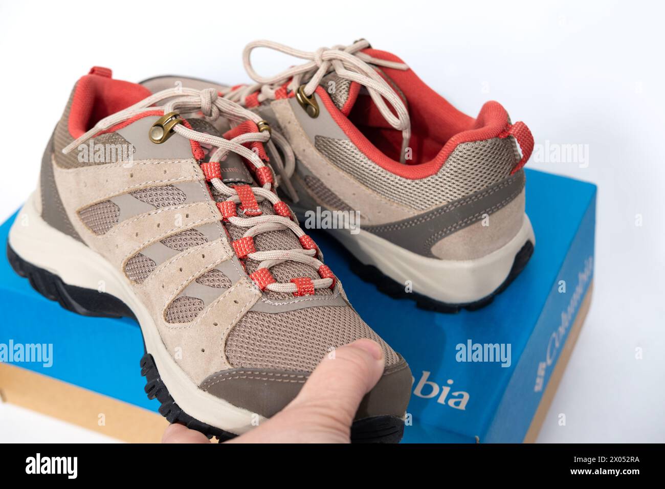 Baskets de randonnée brunes robustes Сolumbia avec lacets dans les mains des femmes, achat de nouvelles chaussures, Columbia Sportswear Company, vêtements innovants modernes, chaussures, Banque D'Images