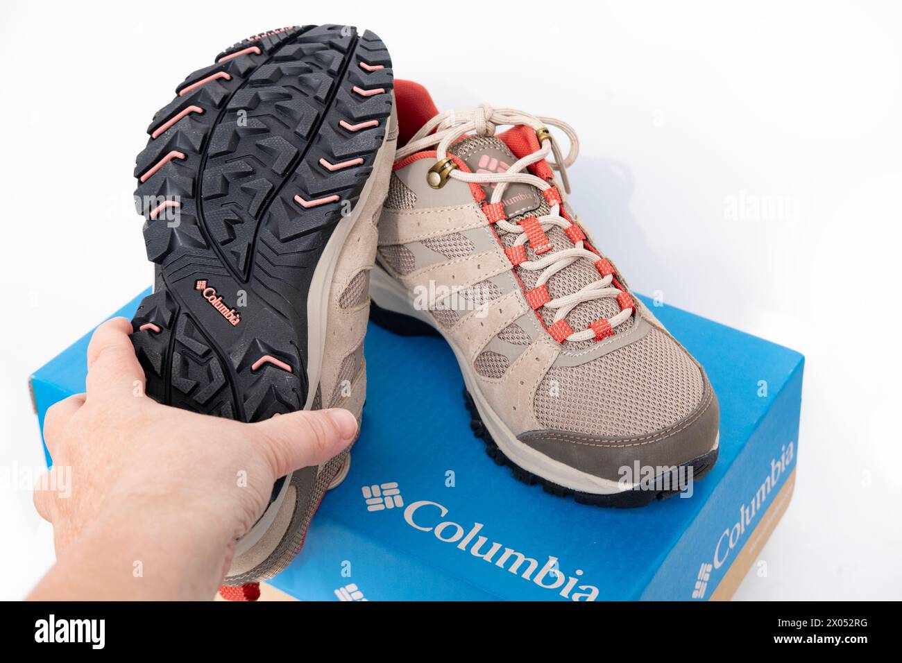 Baskets de randonnée brunes robustes Сolumbia avec lacets dans les mains des femmes, achat de nouvelles chaussures, Columbia Sportswear Company, vêtements modernes, chaussures pour l'extérieur Banque D'Images