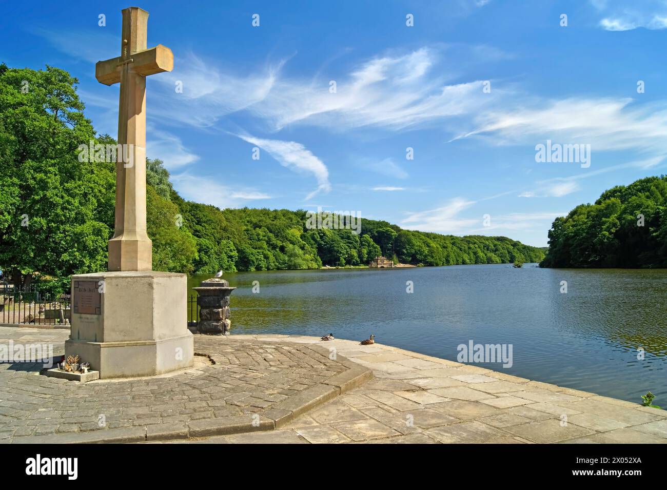 Royaume-Uni, West Yorkshire, Wakefield, Newmillerdam Lake et War Memorial. Banque D'Images