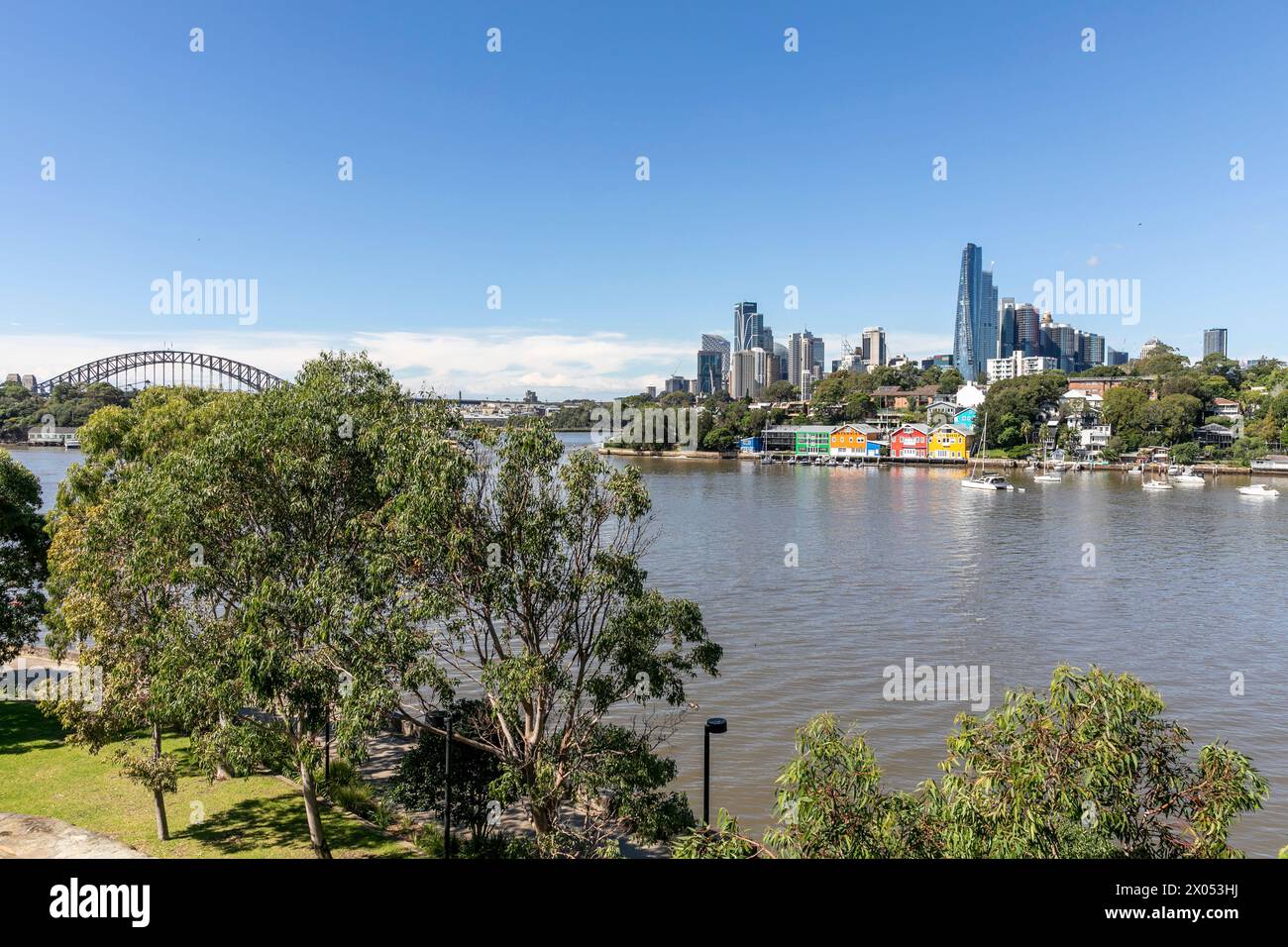 Sydney, Australie, depuis ballast point Park, vue sur la péninsule de Balmain, Sydney Harbour Bridge et les gratte-ciel de Sydney, Nouvelle-Galles du Sud, Australie Banque D'Images
