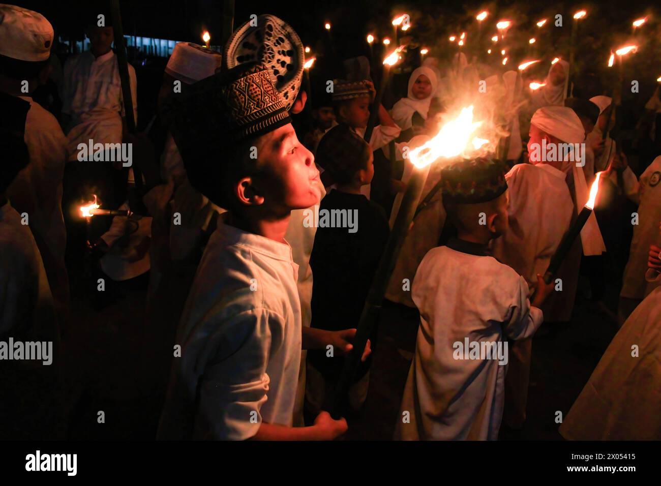 Medan, Indonésie. 09th Apr, 2024. Un enfant musulman porte une torche lors d’un défilé à Medan devant l’Aïd al-Fitr, qui marque la fin du mois de jeûne du Ramadan. (Photo de Kartik Byma/SOPA images/SIPA USA) crédit : SIPA USA/Alamy Live News Banque D'Images