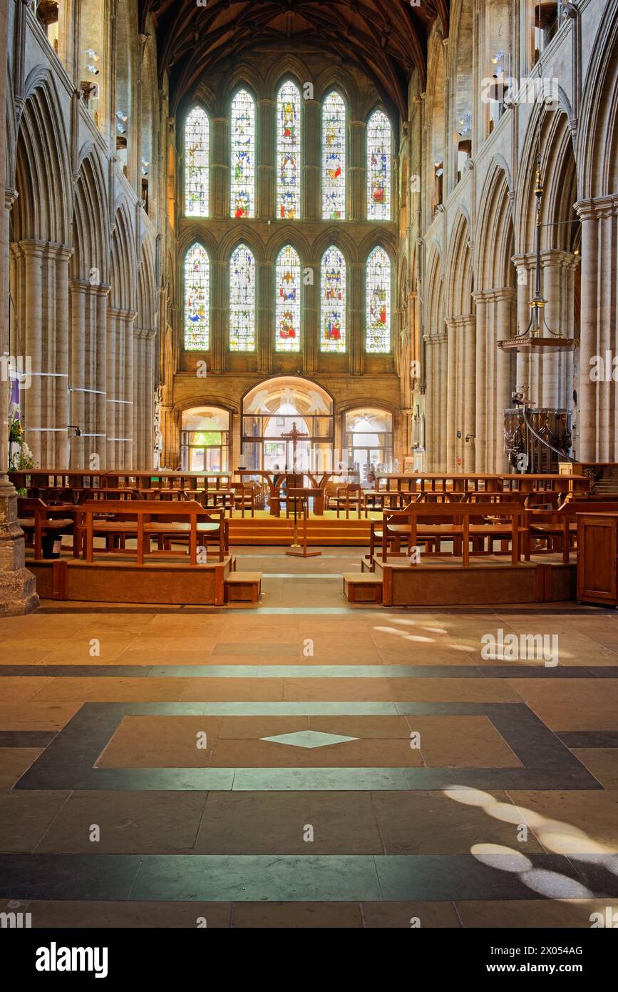 Royaume-Uni, Yorkshire du Nord, cathédrale de Ripon, entrée à l'intérieur de la nef depuis la tour centrale. Banque D'Images