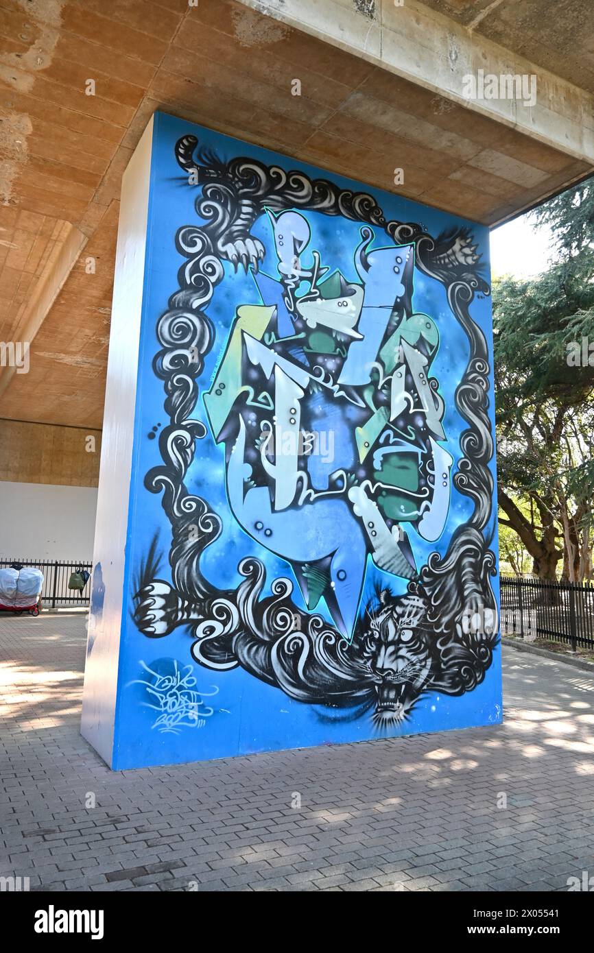 Art de rue graffiti bleu sous la plate-forme d'observation de la porte Shibuya dans le parc Yoyogi – Yoyogikamizonocho, Shibuya City, Tokyo, Japon – 1er mars 2024 Banque D'Images