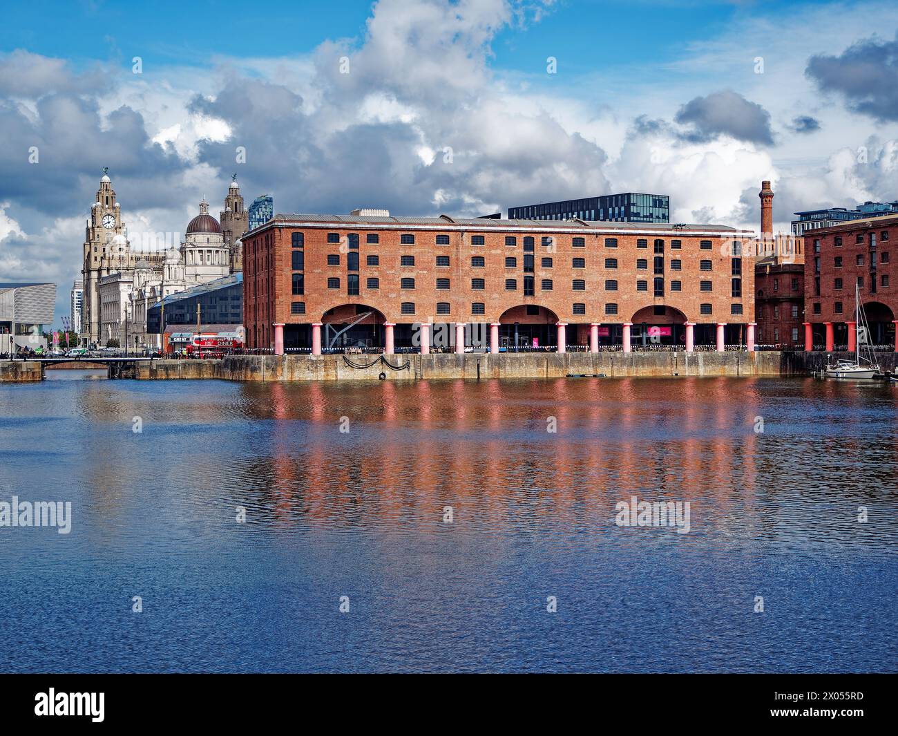 UK, Liverpool, Royal Albert Dock avec Pier Head et les trois grâces en arrière-plan. Banque D'Images