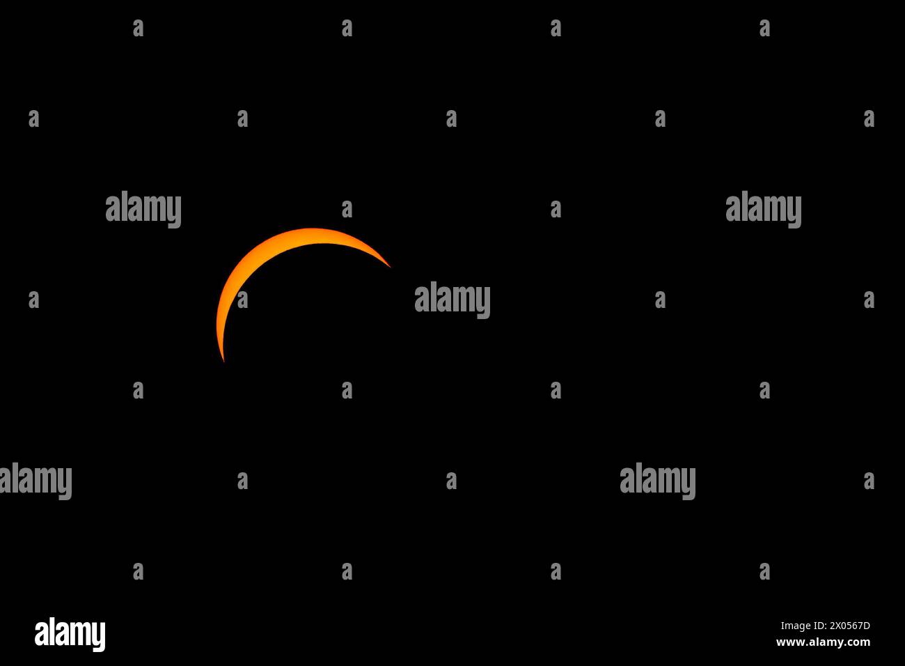 L'éclipse solaire devant la totalité le 8 avril 2024. Seul un mince croissant du soleil est visible. Banque D'Images