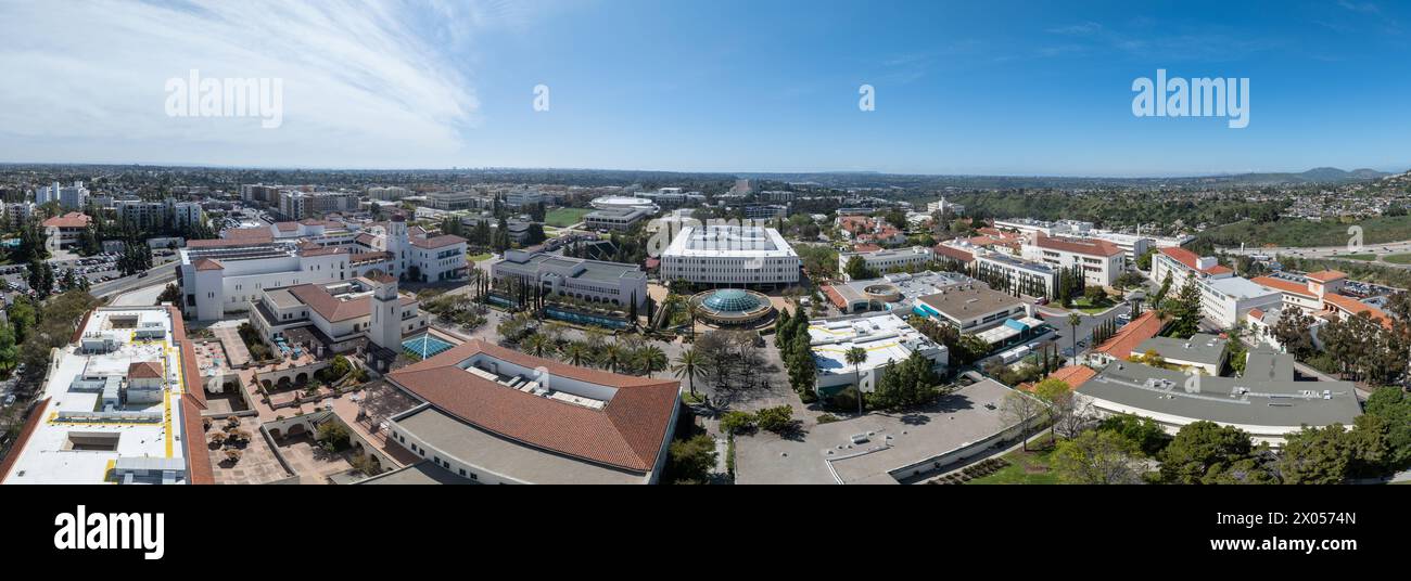 Vue panoramique aérienne de San Diego State University, établissement d'enseignement supérieur public accrédité avec Centennial plaza, union étudiante aztèque, Banque D'Images