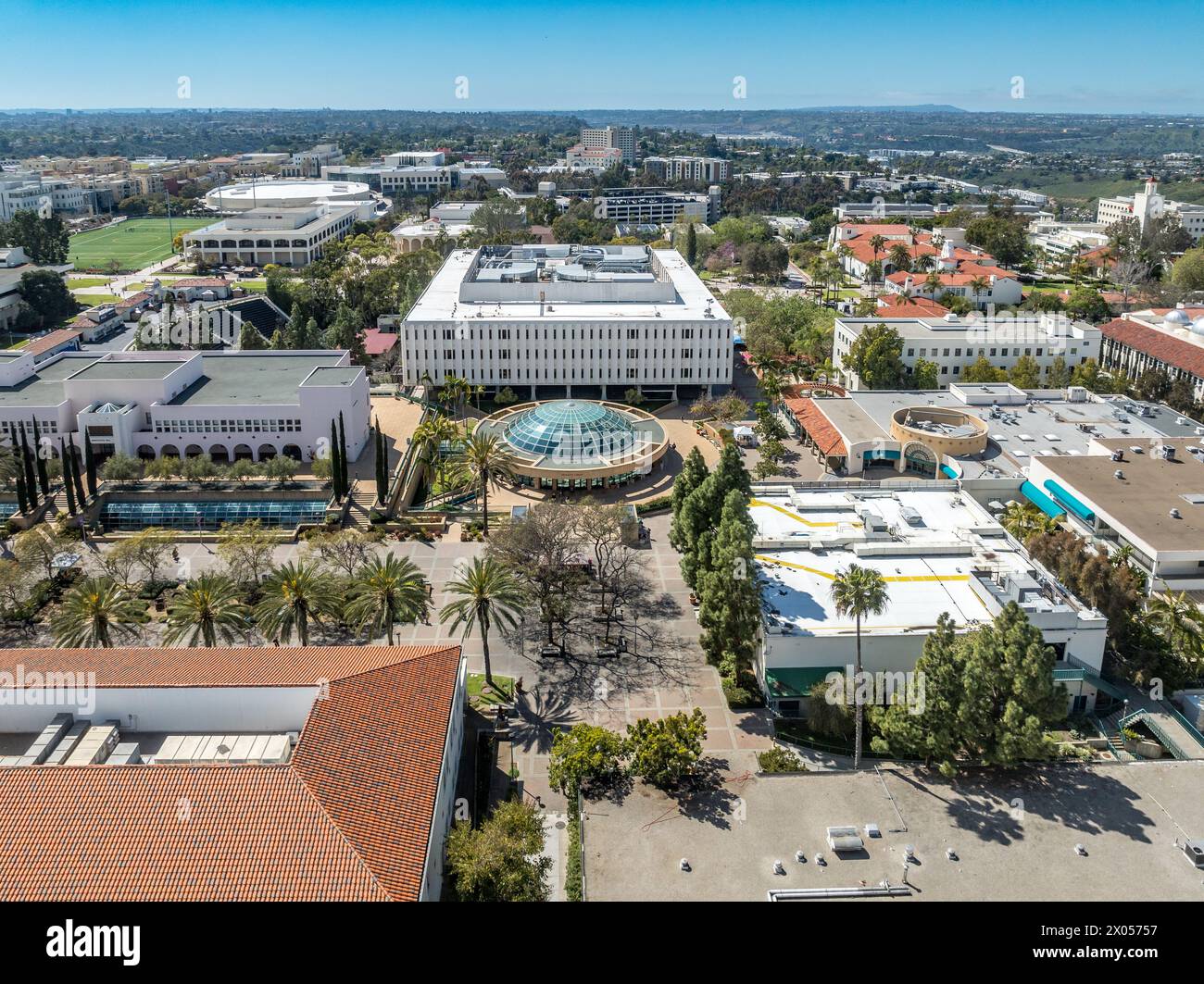 Vue panoramique aérienne de San Diego State University, établissement d'enseignement supérieur public accrédité avec Centennial plaza, union étudiante aztèque, Banque D'Images