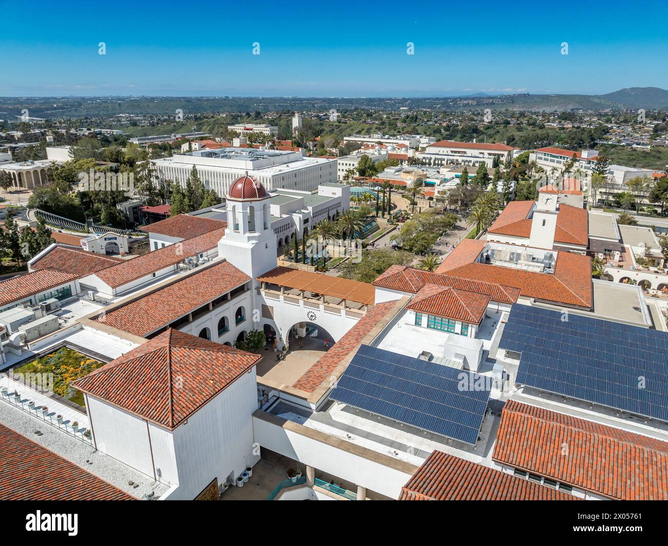 Vue panoramique aérienne de San Diego State University, établissement d'enseignement supérieur public accrédité avec Centennial plaza, union étudiante aztèque, Banque D'Images