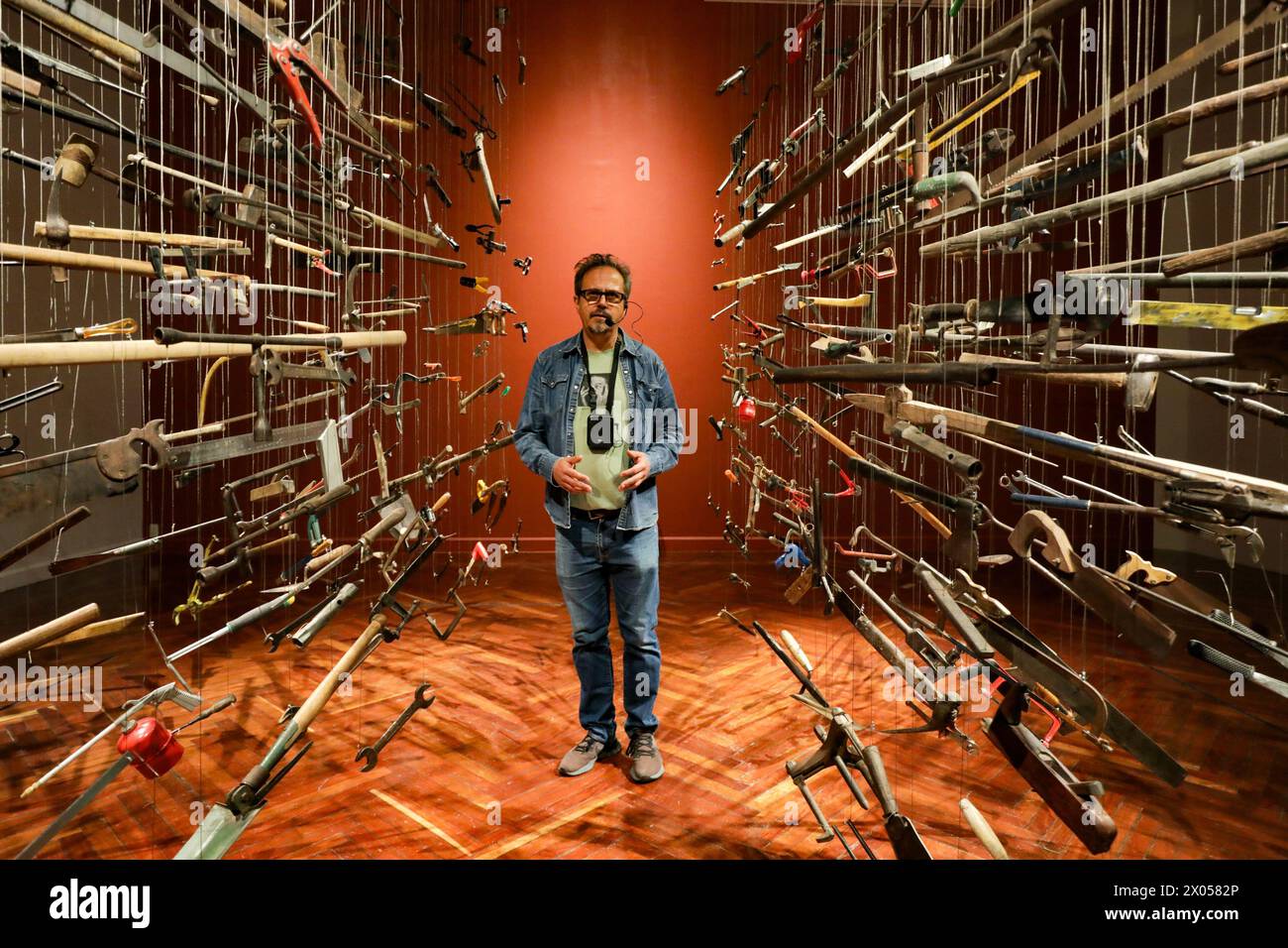 9 avril 2024. Mexico, Mexique : L'artiste Damian Ortega pose lors d'une visite de l'exposition 'Pico y Elote' au Palacio de Bellas Artes Museum. (Crédit image : © Ian Robles/eyepix via ZUMA Press Wire) USAGE ÉDITORIAL SEULEMENT! Non destiné à UN USAGE commercial ! Banque D'Images