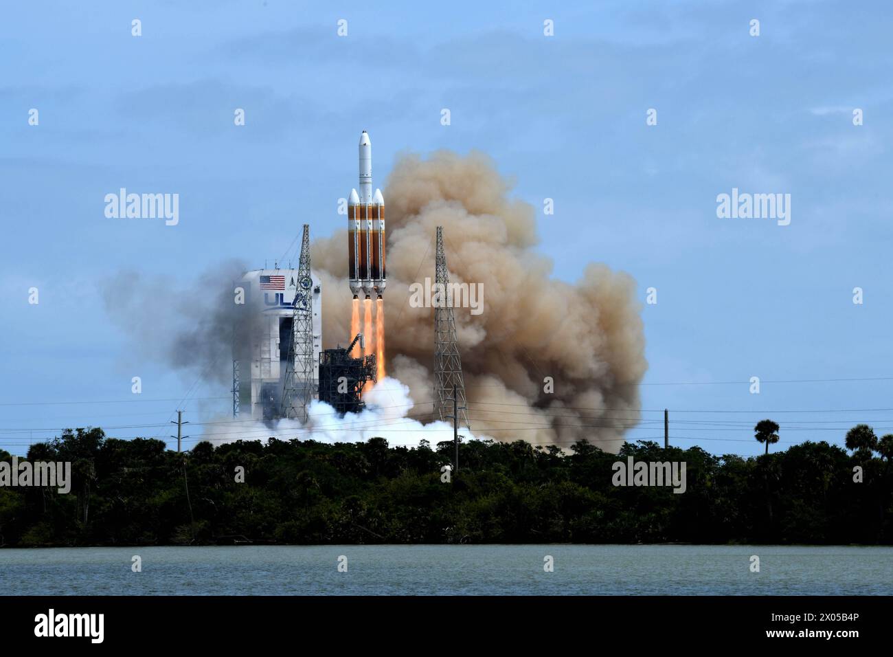 Cape Canaveral Space Force Station, comté de Brevard, Floride, États-Unis. (9 avril 2024) - le programme Delta, qui s'étend sur 60 ans, a pris fin avec le lancement de la dernière fusée Delta IV Heavy par United Launch Alliance (ULA) à 12h53 HAE depuis Space Launch Complex-37. La fusée, portant la mission NROL-70 pour le National reconnaissance Office, marque la fin de l'ère Delta et initie l'avenir du transport lourd sur la fusée Vulcan de prochaine génération de l'ULA. Crédit : Julian Leek/Alamy Live News Banque D'Images