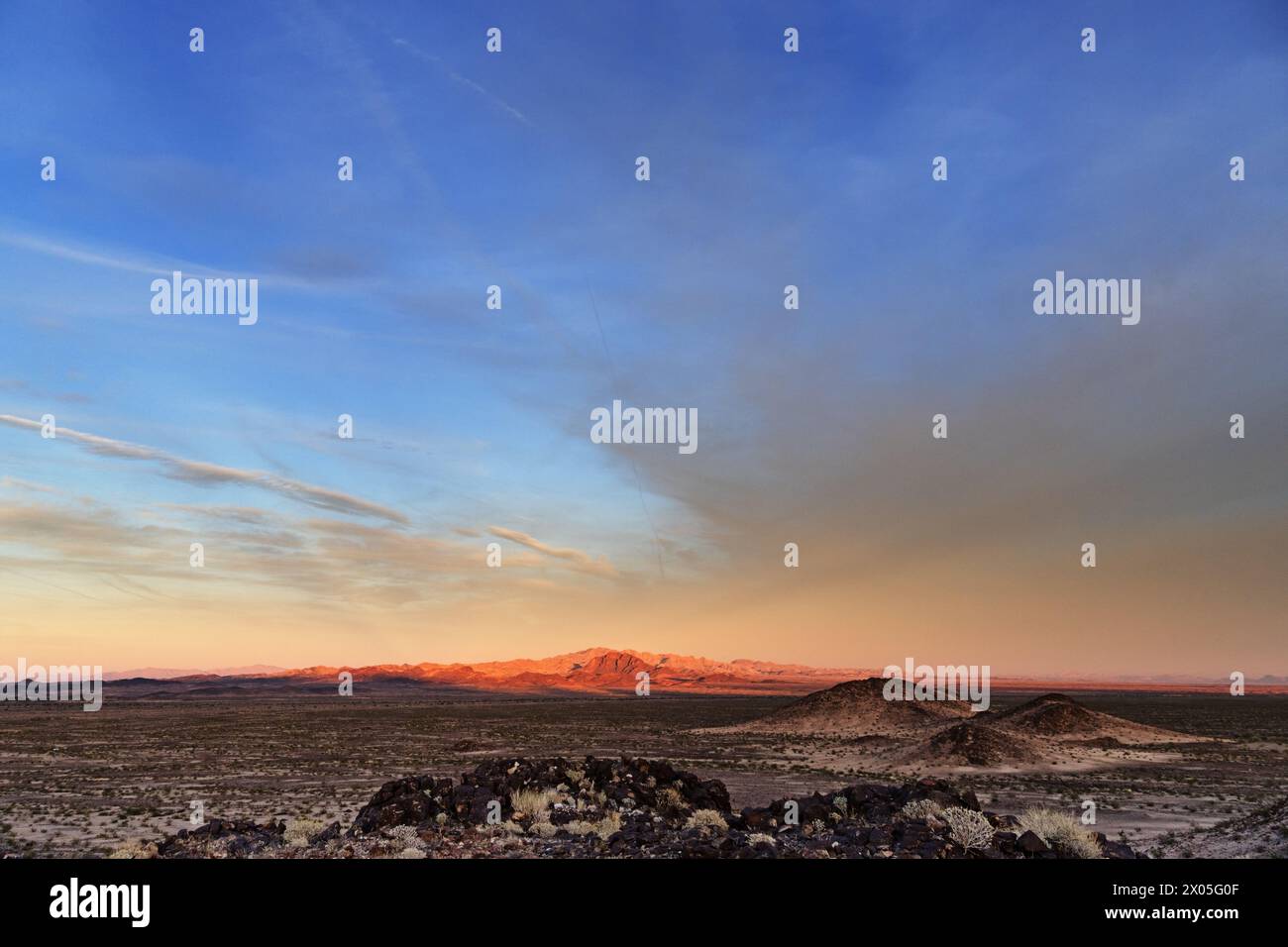 Dernière lumière sur les montagnes Whipple lointaines High point Mountain avec un ciel étendu dans le désert de Mojave de l'est de la Californie Banque D'Images