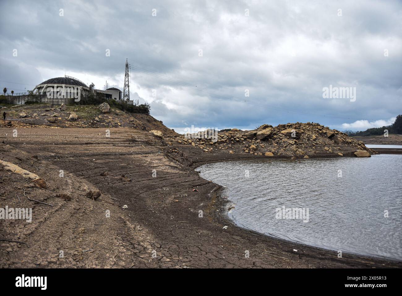 Bogota, Colombie. 08 avril 2024. Vue du réservoir d'eau potable de San Rafael à la Calera, en Colombie, après que des sécheresses eurent baissé le niveau d'eau, le 8 avril 2024. Photo par : Cristian Bayona/long Visual Press crédit : long Visual Press/Alamy Live News Banque D'Images