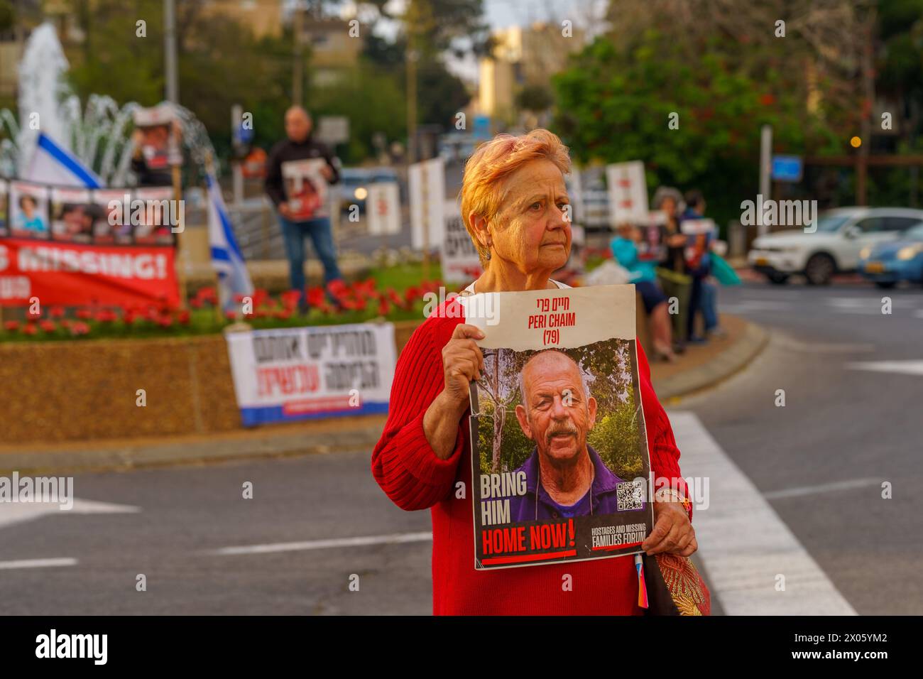 Haïfa, Israël - 07 avril 2024 : les gens appellent à la libération des otages et à de nouvelles élections, six mois avant le massacre du 7 octobre. Haïfa, Israël Banque D'Images