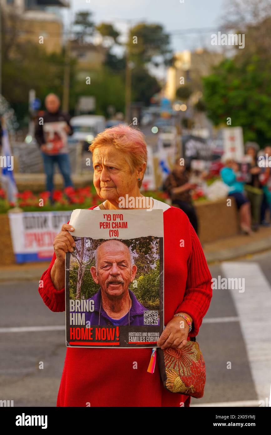 Haïfa, Israël - 07 avril 2024 : les gens appellent à la libération des otages et à de nouvelles élections, six mois avant le massacre du 7 octobre. Haïfa, Israël Banque D'Images