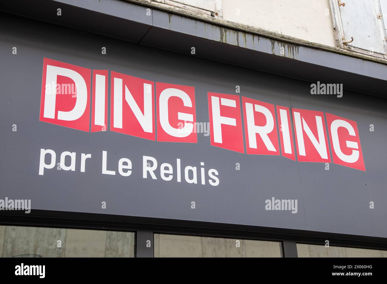 Bordeaux , France - 04 08 2024 : le Relais logo signe et texte de marque sur la façade de magasin de collecte de boîte de rue et recyclage de vêtements produits recyclés Banque D'Images