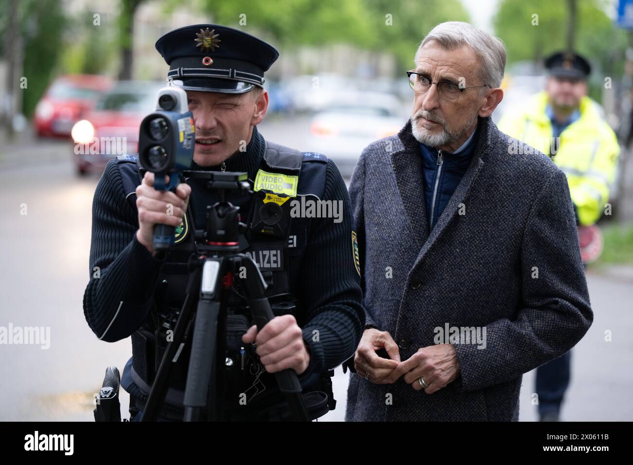 Dresde, Allemagne. 10 avril 2024. Armin Schuster (à droite, CDU), ministre de l'intérieur de Saxe, se tient à côté du chef de la police Matthias Neuhof lors d'une campagne de sécurité routière. Le contrôle de vitesse s'inscrit dans le cadre de la campagne « Blitz für Kids » visant à sensibiliser les conducteurs à la nécessité de se comporter correctement devant l'école primaire. Crédit : Sebastian Kahnert/dpa/Alamy Live News Banque D'Images