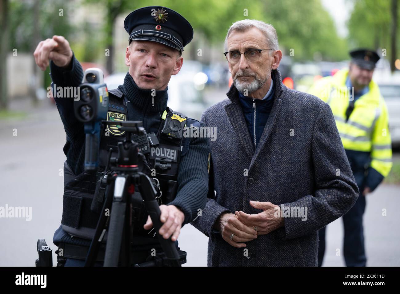 Dresde, Allemagne. 10 avril 2024. Armin Schuster (à droite, CDU), ministre de l'intérieur de Saxe, se tient à côté du chef de la police Matthias Neuhof lors d'une campagne de sécurité routière. Le contrôle de vitesse s'inscrit dans le cadre de la campagne « Blitz für Kids » visant à sensibiliser les conducteurs à la nécessité de se comporter correctement devant l'école primaire. Crédit : Sebastian Kahnert/dpa/Alamy Live News Banque D'Images
