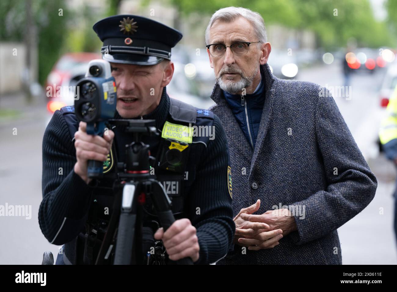 Dresde, Allemagne. 10 avril 2024. Armin Schuster (à droite, CDU), ministre de l'intérieur de Saxe, se tient à côté du chef de la police Matthias Neuhof lors d'une campagne de sécurité routière. Le contrôle de vitesse s'inscrit dans le cadre de la campagne « Blitz für Kids » visant à sensibiliser les conducteurs à la nécessité de se comporter correctement devant l'école primaire. Crédit : Sebastian Kahnert/dpa/Alamy Live News Banque D'Images
