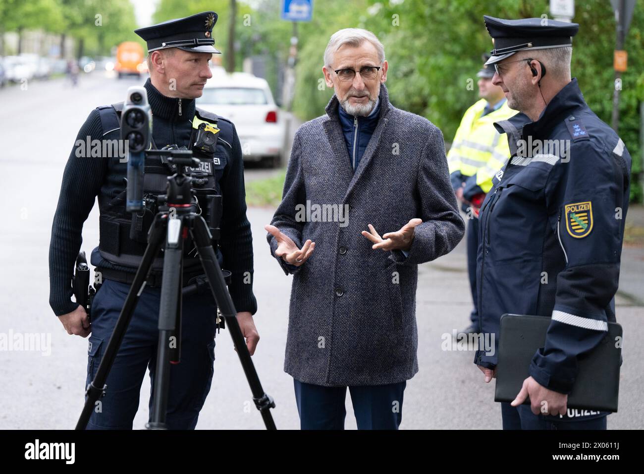 Dresde, Allemagne. 10 avril 2024. Armin Schuster (M, CDU), ministre de l’intérieur de Saxe, se tient aux côtés des chefs de police Matthias Neuhof (G) et René Hayden lors d’une campagne de sécurité routière. Le contrôle de vitesse s'inscrit dans le cadre de la campagne « Blitz für Kids » visant à sensibiliser les conducteurs à la nécessité de se comporter correctement devant l'école primaire. Crédit : Sebastian Kahnert/dpa/Alamy Live News Banque D'Images