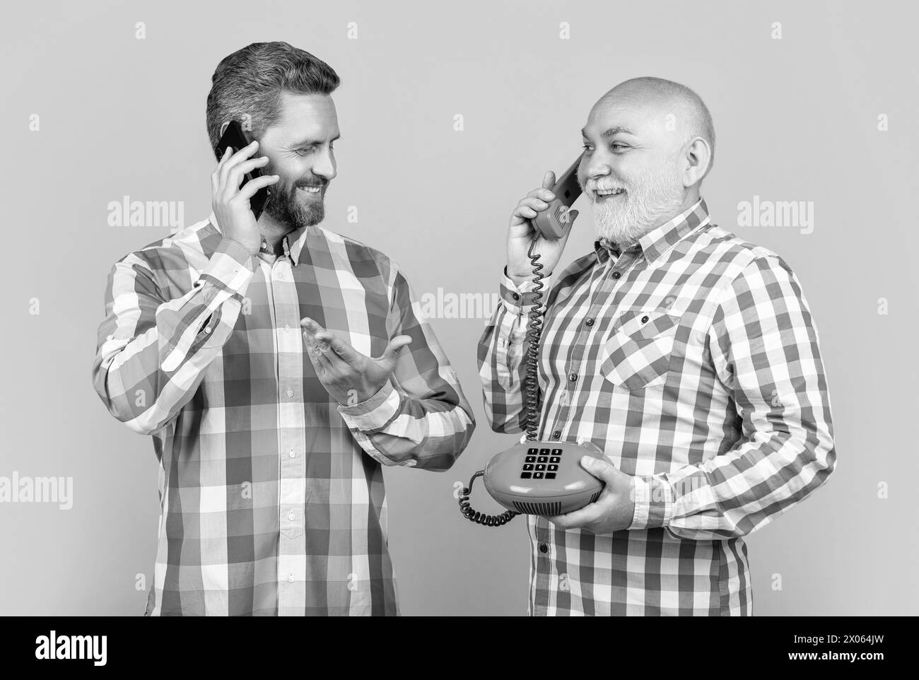 photo d'hommes gais avec appel de contraste de téléphone. hommes avec appel téléphonique contrasté Banque D'Images