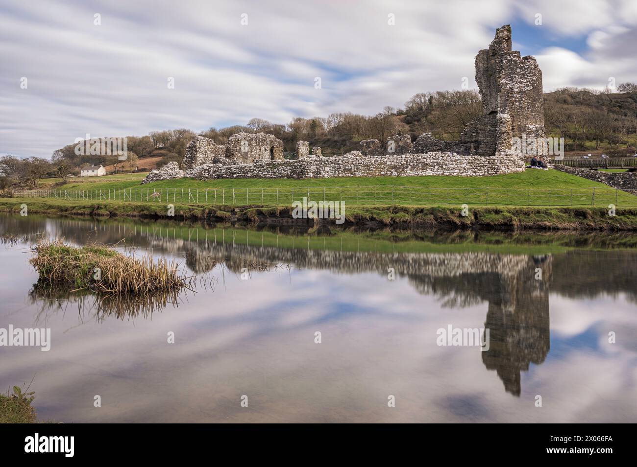 Château d'Ogmore, Un château normand en ruines près de Bridgend, dans le sud du pays de Galles. Le château se reflète sur l'eau douce de la rivière Ogmore. Banque D'Images