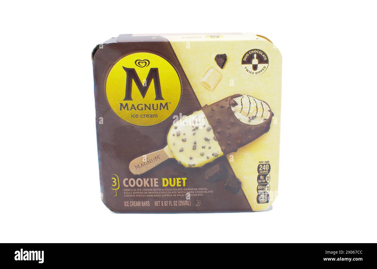 Ocala, FL 4-9-2024 Magnum duo de biscuits à la crème glacée confectionné avec de la crème glacée veloutée à la vanille, tourbillonné avec une ganache au chocolat décadente entièrement trempée dans du lusc Banque D'Images