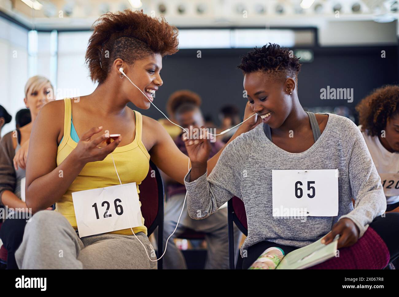 Danseuses heureuses et femmes en portrait, écoutant de la musique et attendant une audition de danse ou une performance. Amis africains, liaison et téléphone pour Banque D'Images