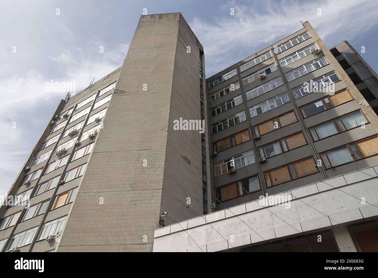 Non exclusif : KHARKIV, UKRAINE - 9 AVRIL 2024 - des panneaux de particules scellent les fenêtres du bâtiment principal de l'Institut de physique et de techno de Kharkiv Banque D'Images