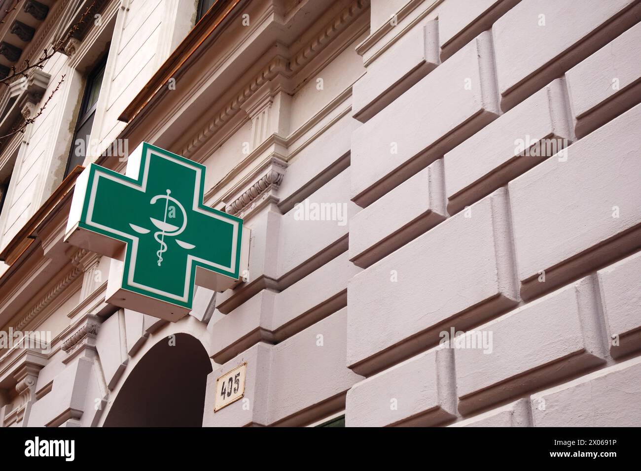 Bol de symbole Hygieia à l'extérieur d'une pharmacie Banque D'Images