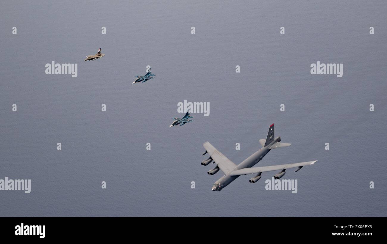 Des chasseurs de la 8th Fighter Wing et du Japon ont effectué un vol d'escorte trilatéral d'un bombardier Stratofortress américain B-52H opérant dans le Banque D'Images