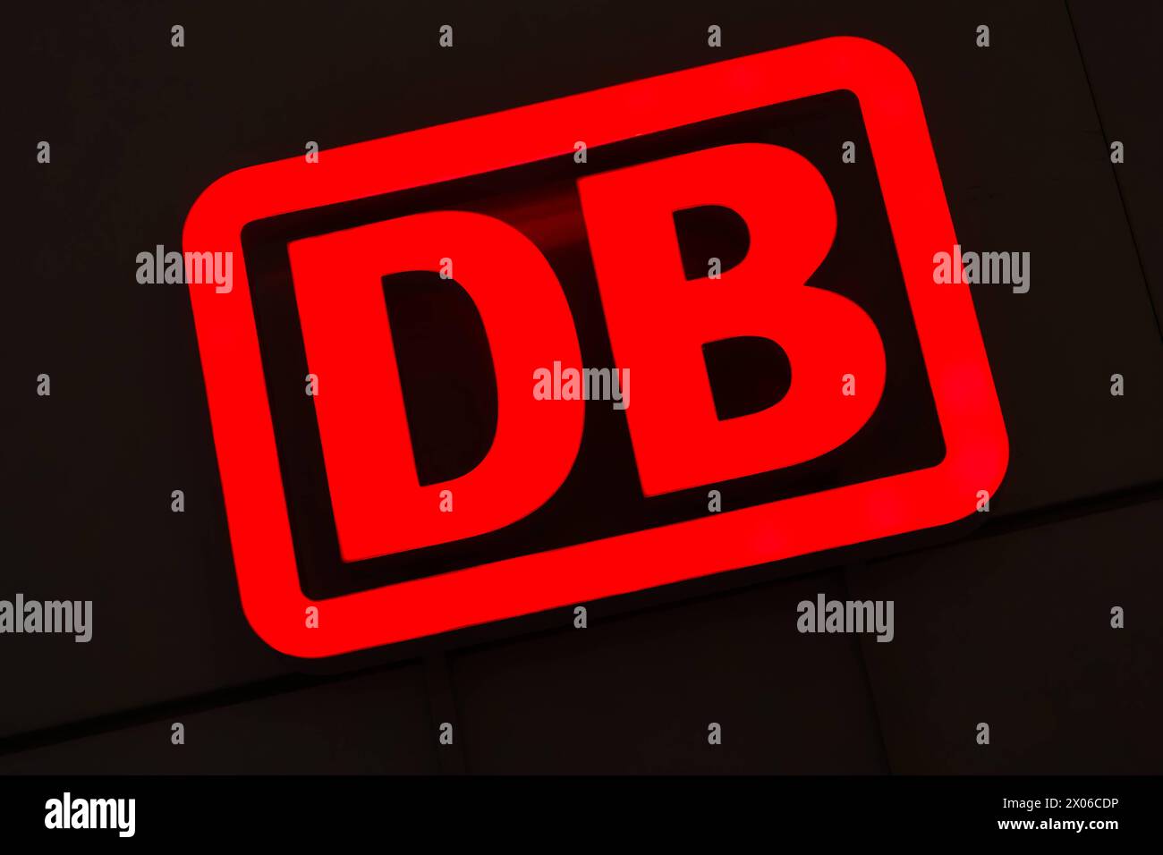 AM Bahnhof. DB , das logo der Deutschen Bahn. München Bayern Deutschland *** à la station DB, le logo de Deutsche Bahn Munich Bavière Allemagne Copyright : xRolfxPossx Banque D'Images