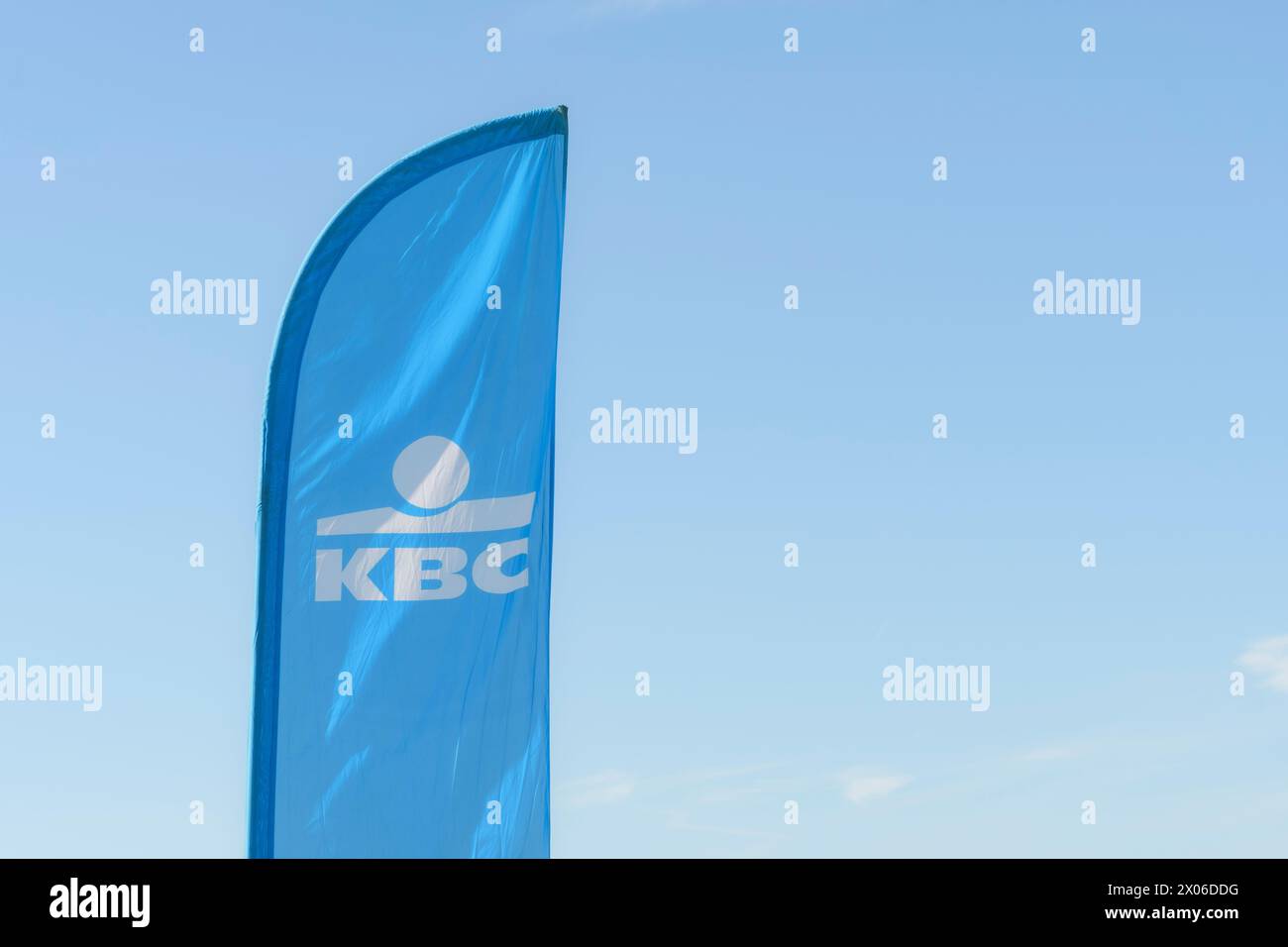 Hasselt. Limbourg - Belgique 01-10-2023. Publicité drapeau très portable de IBS Bank sur un fond de ciel bleu, espace pour le texte Banque D'Images Hasselt. Limbourg - Belgique 01-10-2023. Publicité drapeau très portable de IBS Bank sur un fond de ciel bleu, espace pour le texte Banque D'Images