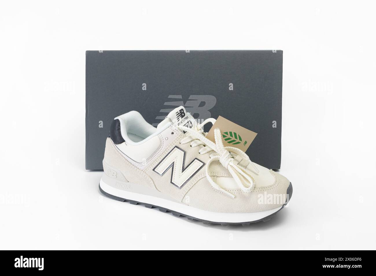 Hasselt. Limbourg - Belgique 06-06-2023. Baskets NEW BALANCE modèle 574 et boîte. Fond blanc. Un côté extérieur Banque D'Images
