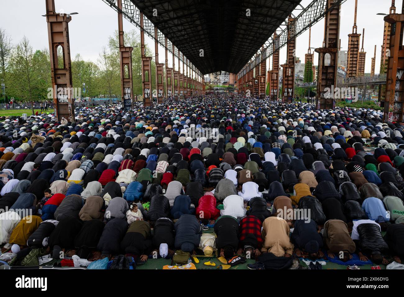 Turin, Italie. 10 avril 2024. Les membres de la communauté musulmane prient au 'Parco Dora' dans le cadre des célébrations de l'Aïd al-Fitr. L’Aïd al-Fitr est célébré par les musulmans du monde entier parce qu’il marque la fin du mois du Ramadan. Crédit : Nicolò Campo/Alamy Live News Banque D'Images