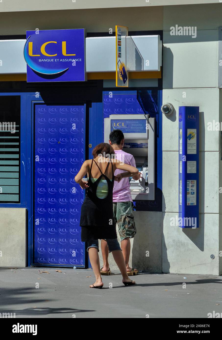 Paris, France - vue extérieure de deux personnes par derrière, se retirant de L.C.L Banque et assurances, A.T.M. Cash machine, Banque et finance. Banque D'Images
