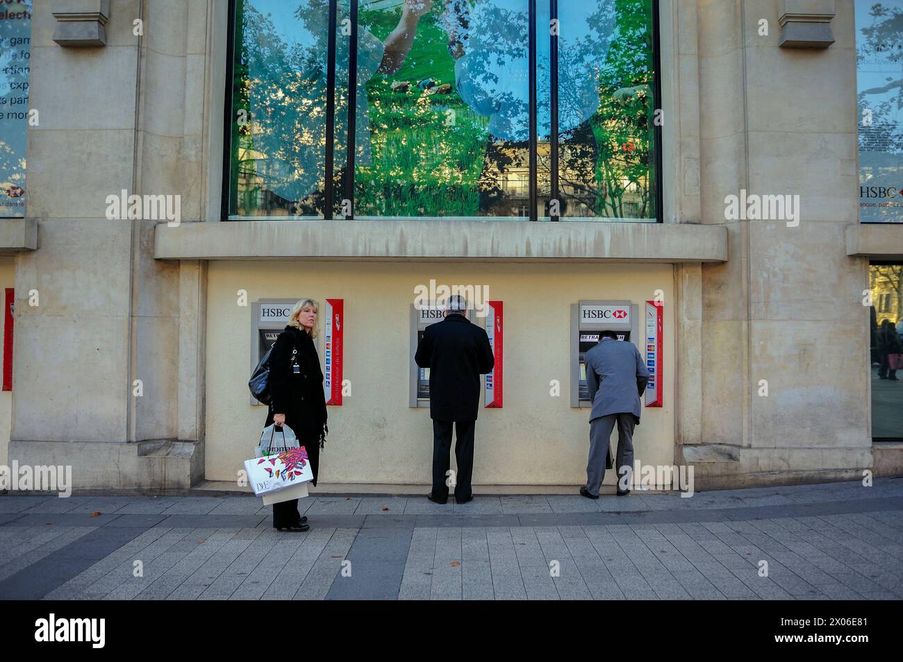 Paris, France- personnes utilisant des distributeurs automatiques de billets à l'extérieur, bâtiments du siège social de HSBC Bank, façade, avenue des champs-Élysées Banque D'Images