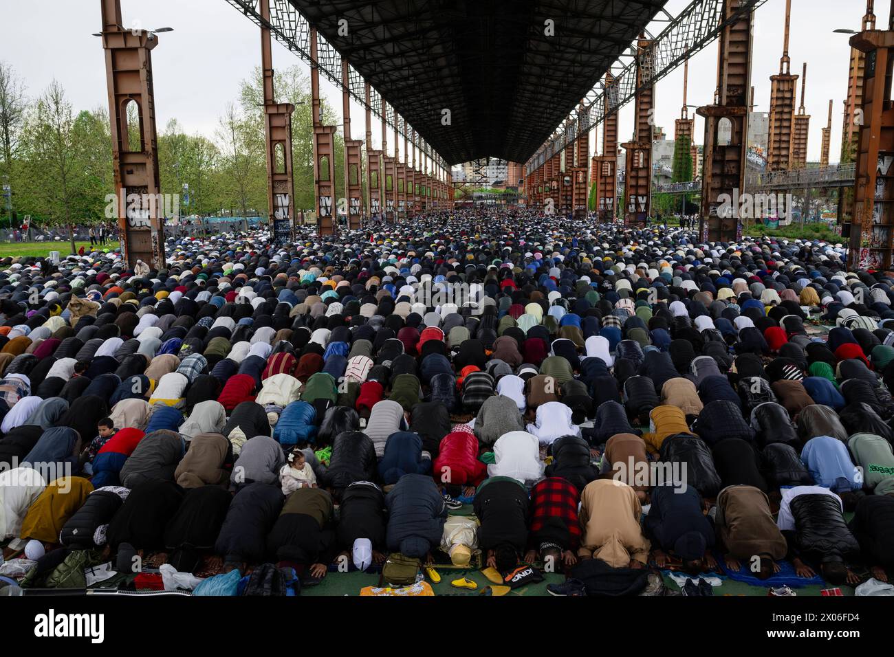 Aïd al Fitr les membres de la communauté musulmane prient au Parco Dora dans le cadre des célébrations de l’Aïd al Fitr. L’Aïd al-Fitr est célébré par les musulmans du monde entier parce qu’il marque la fin du mois du Ramadan. Turin Italie Copyright : xNicolòxCampox Banque D'Images
