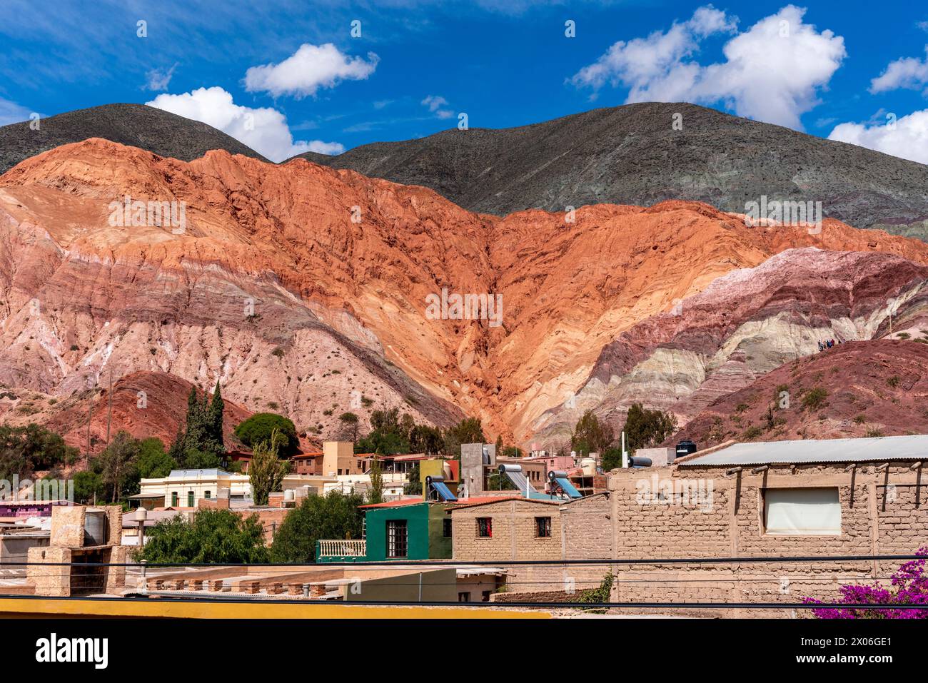 La colline des sept couleurs, (Cerro de los Siete Colores) Purmamarca, province de Jujuy, Argentine. Banque D'Images