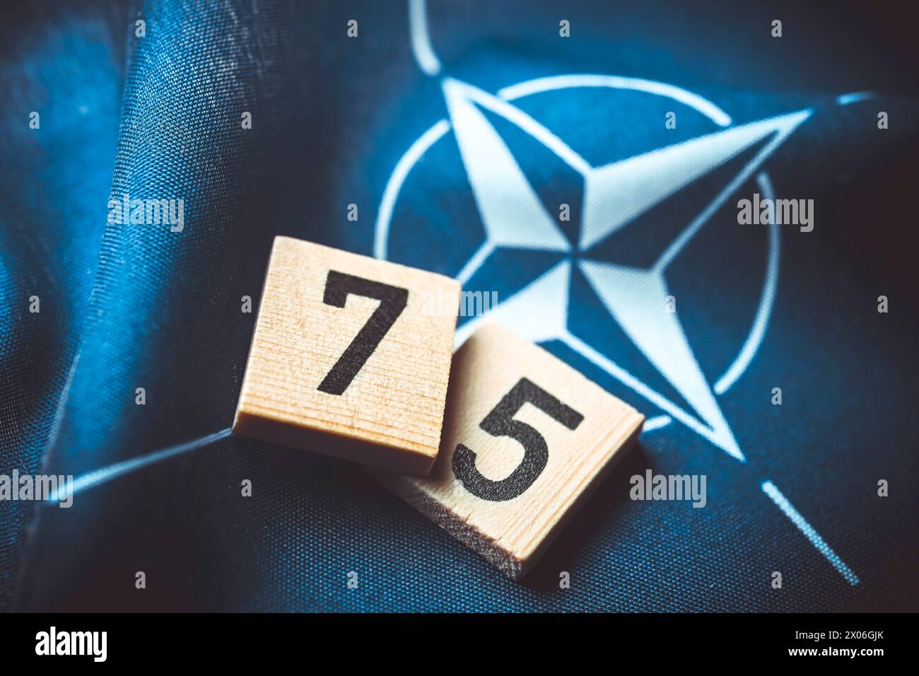 Numéro 75 sur le drapeau de l'OTAN, 75e anniversaire de l'OTAN Banque D'Images